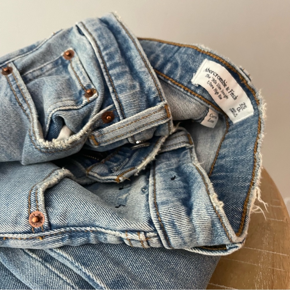 Abercrombie & Fitchburg The 90’s Straight Ultra High Rise Curve Love 25/0R NWT